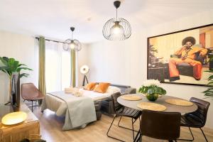 a living room with a couch and a table and chairs at Salamanca Inn - Parking Gratis in Salamanca
