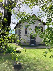 ein Haus mitten in einem Hof in der Unterkunft Chez Maurice Maison familiale & Campagne in Mazaye