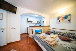 Kuchyňa alebo kuchynka v ubytovaní M & J Central Suites