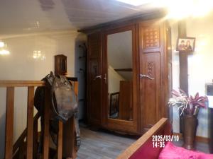 Zimmer mit einem Flur und einer Holztür in der Unterkunft chambre chez l'habitant chez myriame in Eurville