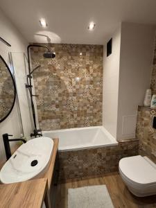 Ένα μπάνιο στο Blue & Wood Studio FV