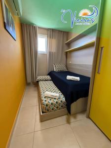 ein kleines Zimmer mit einem Bett in einem Zimmer in der Unterkunft Apart Hotel As Vieiras in Tamandaré