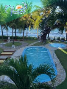 ein Resort mit Pool und Strand in der Unterkunft Apart Hotel As Vieiras in Tamandaré