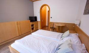 A bed or beds in a room at Gasthof Kummer