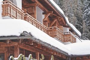 a log cabin in the snow at Hotel Waldhuus in Davos