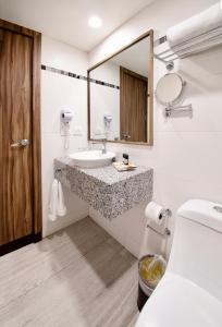 Un baño de Hotel Velvet Plaza