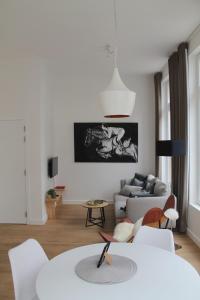una sala de estar con un sofá y una mesa en The Antwerp Cathedral suite first floor, en Amberes
