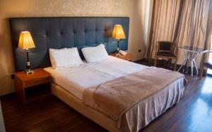 Voodi või voodid majutusasutuse Charles Hotel toas