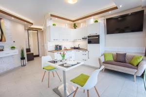 A kitchen or kitchenette at Németh Apartmanok