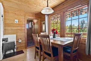 ภาพในคลังภาพของ Cottage w Wilderness Feeling 20 min from airport ในMaura