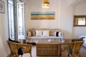 波西多尼亚AquaBluSyros 2的客厅里有一张沙发和一张桌子。