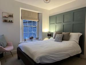 una camera da letto con un letto grande e una finestra di 2 bed period cottage sleeps 4 in central Crickhowell a Crickhowell