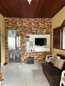 a living room with a couch and a brick wall at Paraíso no Chapéu Virado in Belém