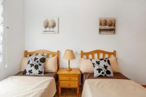 Postel nebo postele na pokoji v ubytování Cozy central flat in Torrevieja 20min to Beach