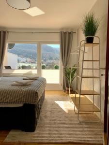 Postel nebo postele na pokoji v ubytování Bergliebe 6 mit großer Terrasse, Tiefgarage & Lift + 17 fotografií