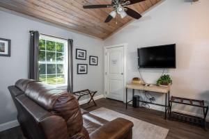 Μια τηλεόραση ή/και κέντρο ψυχαγωγίας στο Tiled Shower Walk to Main Kitchenette Smart TV