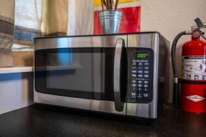 Η κουζίνα ή μικρή κουζίνα στο Tiled Shower Walk to Main Kitchenette Smart TV