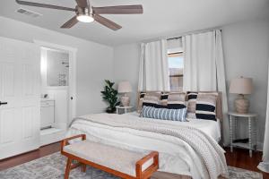 Gallery image of King Beds Hot Tub Game Room 5 br Peacock Haus in Fredericksburg
