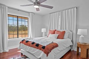 Gallery image of King Beds Hot Tub Game Room 5 br Peacock Haus in Fredericksburg +88 photos