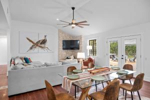 Gallery image of King Beds Hot Tub Game Room 5 br Peacock Haus in Fredericksburg