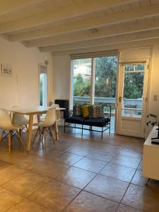 a large living room with a table and chairs at Tríplex Vla Pax 4 Céntrica in Villa La Angostura