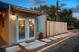 Gallery image of King Bed Hot Tub Kitchenette Smart TV Sunsets in Fredericksburg