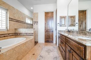 une grande salle de bain avec une baignoire et un lavabo dans l'établissement King Beds Hot Tub On 290 Large Estate Kitchen, à Fredericksburg