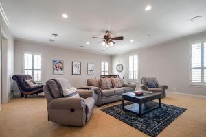 - un salon avec des canapés et un ventilateur de plafond dans l'établissement King Beds Hot Tub On 290 Large Estate Kitchen, à Fredericksburg 44 autres photos