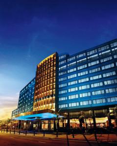 un gran edificio de oficinas con muchas ventanas en Concorde Hotel Kuala Lumpur en Kuala Lumpur