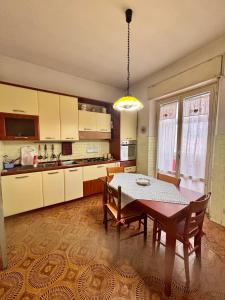 eine Küche mit Tisch und Stühlen in einem Zimmer in der Unterkunft Stanza 30 euro per 2 ore Giarre in Giarre