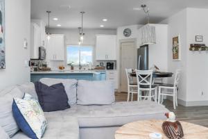 Una sala de estar con un sofá y una cocina. en Just Beachy by Pristine Properties Vacation Rentals, en Mexico Beach