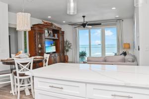 cocina y sala de estar con vistas al océano en Just Beachy by Pristine Properties Vacation Rentals, en Mexico Beach