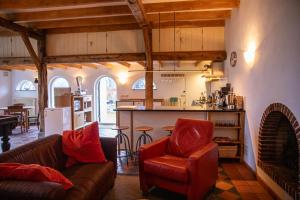 a living room with a couch and a kitchen at Erve-Dorperhoek in Hengelo