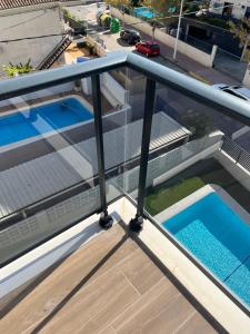 ein Balkon mit einem Swimmingpool auf einem Gebäude in der Unterkunft Apartament Playa Gandia - nowy apartament z basenem, 350 m od plaży in Playa de Gandia