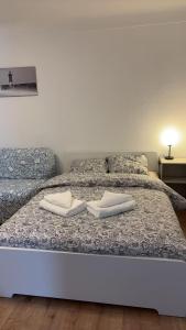 Chambre double à Niederkorn 객실 침대