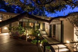 Taman di luar Frame Hotel - Treehouse