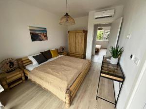 una camera da letto con un letto e un divano di Luxury Villa with private Pool a Ližnjan (Lisignano)