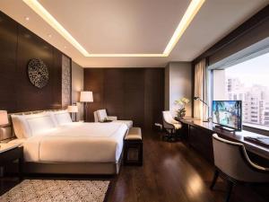 Ein Bett oder Betten in einem Zimmer der Unterkunft Fairmont Jakarta