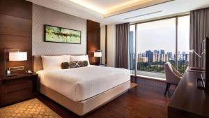 Ein Bett oder Betten in einem Zimmer der Unterkunft Fairmont Jakarta