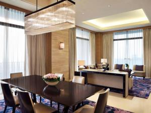 Ein Sitzbereich in der Unterkunft Fairmont Jakarta