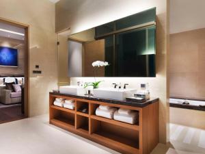 Ein Badezimmer in der Unterkunft Fairmont Jakarta