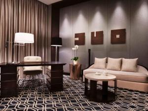 Ein Sitzbereich in der Unterkunft Fairmont Jakarta