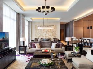 Ein Sitzbereich in der Unterkunft Fairmont Jakarta