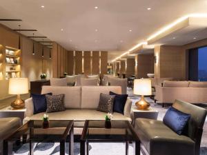 Ein Sitzbereich in der Unterkunft Fairmont Jakarta