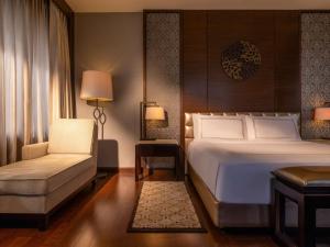 Ein Bett oder Betten in einem Zimmer der Unterkunft Fairmont Jakarta