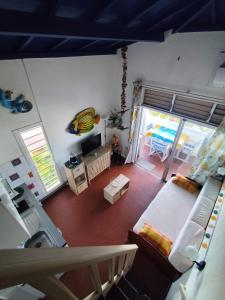 vistas a un dormitorio con litera en Studio Le Colibri avec citerne tampon, les marines ,marina de saint François, en Saint-François