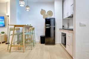 a kitchen with a refrigerator and a table and chairs at Rincón con Encanto en el Centro Histórico in Cartagena +14 photos