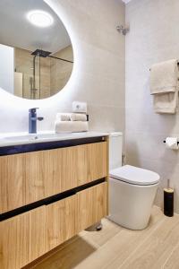 a bathroom with a sink and a toilet and a mirror at Rincón con Encanto en el Centro Histórico in Cartagena