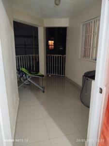 una sala de estar vacía con mesa y sillas en Residencial Oasis, en Juan López