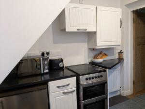 Dapur atau dapur kecil di Apartment with Outside Patio and Car Space